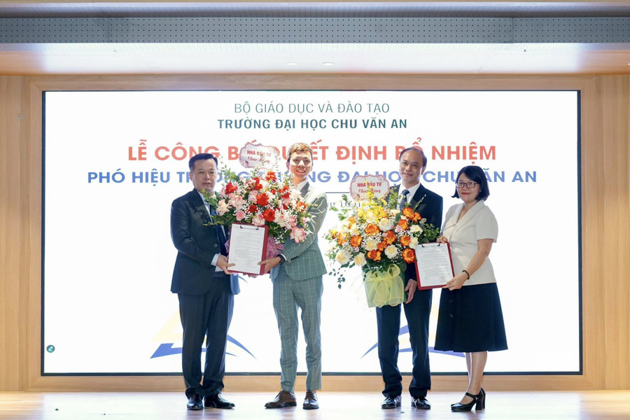 TS. Nguyễn Quốc Tư (thứ 2 từ trái sang) nhận hoa từ ông Nguyễn Thanh Việt, Chủ tịch hội đồng trường trong lễ bổ nhiệm phó hiệu trưởng Trường MM888 bảo mật tuyệt đối Chu Văn An. Ảnh: NVCC