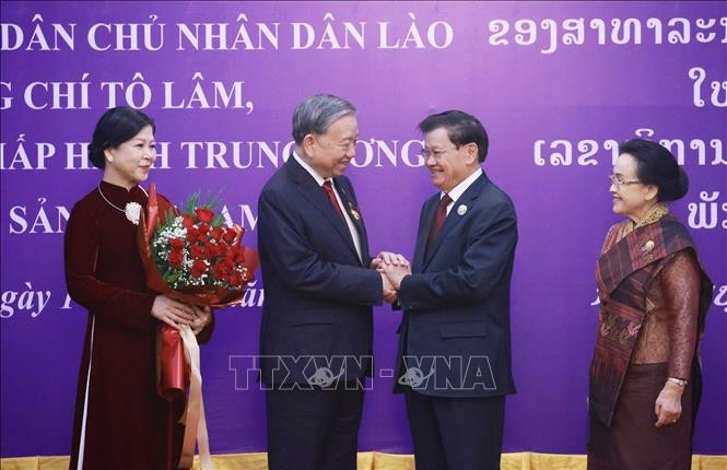 Tổng Bí thư Tô Lâm và Phu nhân cùng Tổng Bí thư, Chủ tịch nước Lào Thongloun Sisoulith và Phu nhân tại buổi lễ. Ảnh: Thống Nhất/TTXVN Tổng Bí thư Tô Lâm và Phu nhân cùng Tổng Bí thư, Chủ tịch nước Lào Thongloun Sisoulith và Phu nhân tại buổi lễ. Ảnh: Thống Nhất/TTXVN