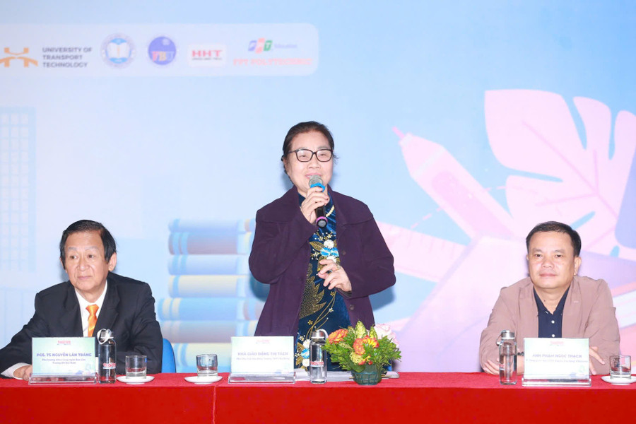 Bạn trẻ đặt câu hỏi với các chuyên gia, thầy cô giáo, diễn giả tại chương trình. 7.jpg