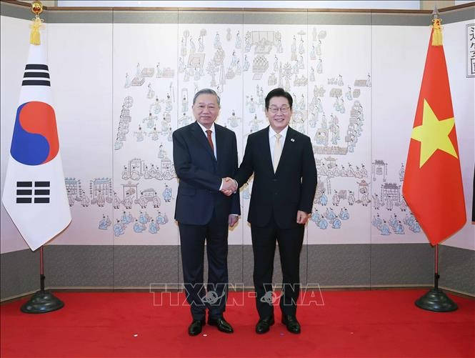 Tổng Bí thư Tô Lâm và Tổng thống Hàn Quốc Lee Jae Myung chụp ảnh chung. (Ảnh: Thống Nhất/TTXVN) Tổng Bí thư Tô Lâm và Tổng thống Hàn Quốc Lee Jae Myung chụp ảnh chung. (Ảnh: Thống Nhất/TTXVN)