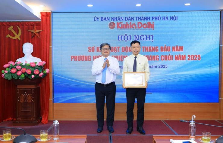 PGS TS Nguyễn Thành Lợi, Tổng Biên tập Báo Kinh tế & Đô thị vinh dự được nhận Bằng khen của Chủ tịch UBND Thành phố vì đã có thành tích xuất sắc trong Phong trào thi đua thực hiện nhiệm vụ công tác từ năm 2023 đến năm 2024