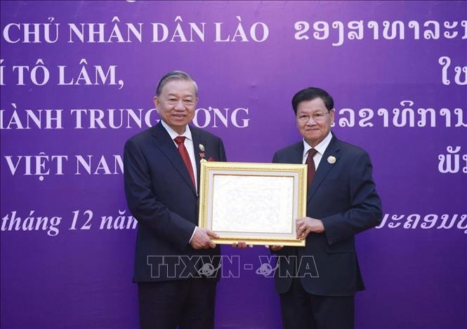 Tổng Bí thư, Chủ tịch nước Lào Thongloun Sisoulith trao tặng Huân chương Vàng Quốc gia của MM88b nạp rút nhanh Lào cho Tổng Bí thư Tô Lâm. Ảnh: Thống Nhất/TTXVN Tổng Bí thư, Chủ tịch nước Lào Thongloun Sisoulith trao tặng Huân chương Vàng Quốc gia của MM88b nạp rút nhanh Lào cho Tổng Bí thư Tô Lâm. Ảnh: Thống Nhất/TTXVN