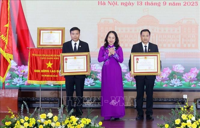Phó Chủ tịch nước Võ Thị Ánh Xuân trao Huân chương Lao động hạng Nhất cho Tòa án nhân dân thành phố Hà Nội (bên trái) và Tòa án nhân dân Thành phố Hồ Chí Minh. Ảnh: Phạm Kiên/TTXVN