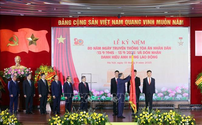Tổng Bí thư Tô Lâm trao tặng Danh hiệu Anh hùng Lao động cho Toà án nhân dân tối cao. Ảnh: Phạm Kiên/TTXVN