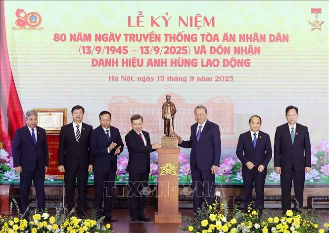 Tổng Bí thư Tô Lâm tặng bức tượng Chủ tịch Hồ Chí Minh cho Toà án nhân dân Tối cao. Ảnh: Thống Nhất/TTXVN