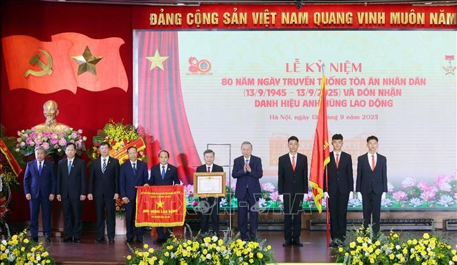 Tổng Bí thư Tô Lâm trao tặng Danh hiệu Anh hùng Lao động cho Toà án nhân dân tối cao. Ảnh: Phạm Kiên/TTXVN