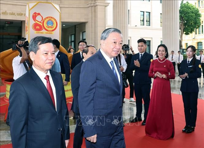 Sáng 13/9/2025, tại Hà Nội, Tổng Bí thư Tô Lâm dự Lễ kỷ niệm 80 năm Ngày truyền thống Toà án nhân dân (13/9/1945 – 13/9/2025) và đón nhận Danh hiệu Anh hùng Lao động. Ảnh: TTXVN