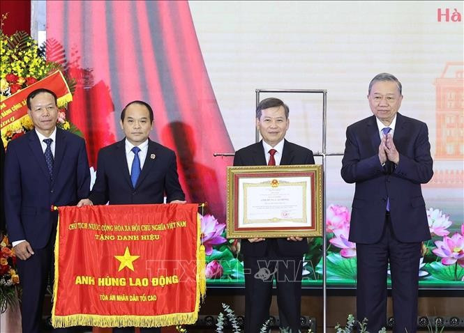 Tổng Bí thư Tô Lâm trao tặng Danh hiệu Anh hùng Lao động cho Toà án nhân dân Tối cao . Ảnh: Thống Nhất/TTXVN