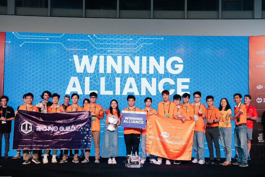 Huỳnh Hoàng Long (áo cam, đứng thứ hai từ trái sang) cùng các thành viên đội FSCCanTho giành giải Vô địch liên minh tại cuộc thi FIRST Tech Challenge Vietnam. 107.jpg
