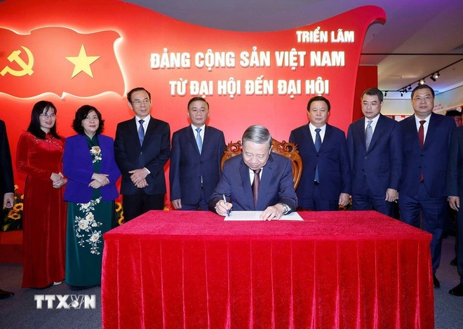 Tổng Bí thư Tô Lâm ghi lưu bút tại triển lãm Đảng Cộng sản Việt Nam từ 2MM88.com trò chơi casino và slot đến 2MM88.com trò chơi casino và slot. (Ảnh: Thống Nhất/TTXVN) Tổng Bí thư Tô Lâm ghi lưu bút tại triển lãm Đảng Cộng sản Việt Nam từ 2MM88.com trò chơi casino và slot đến 2MM88.com trò chơi casino và slot. (Ảnh: Thống Nhất/TTXVN)