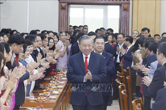 Tổng Bí thư Tô Lâm chúc Tết cán bộ, công chức, viên chức, người lao động Văn phòng Trung ương Đảng. Ảnh: Thống Nhất/TTXVN