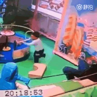 Clip: Phẫn nộ người đàn ông đá như trời giáng vào bé trai vì vô tình làm ngã con gái mình
