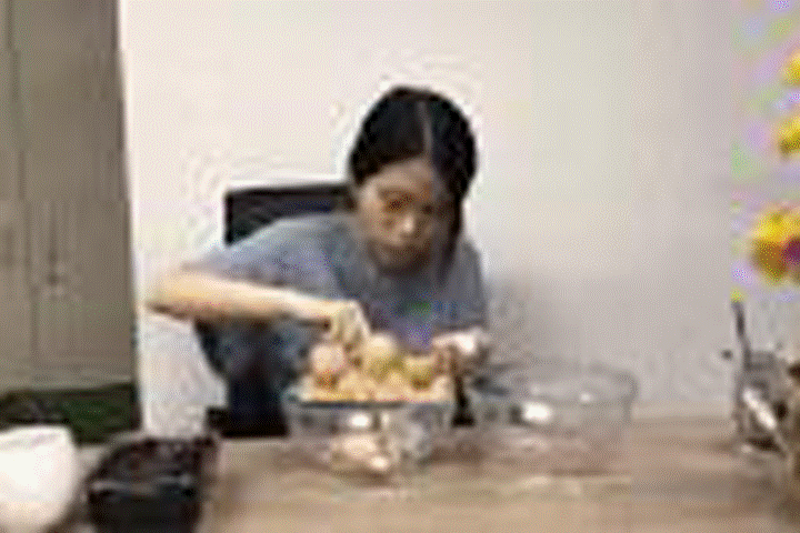"Thánh nữ công sở" bất ngờ luộc trứng bằng vôi sống và nước lạnh