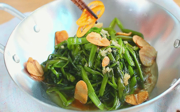 Bí quyết xào rau muống quá đơn giản mà ngon như nhà hàng