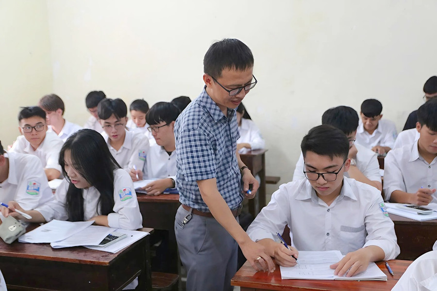 Thầy giáo Nguyễn Văn Tiến trong tiết dạy Vật lí.