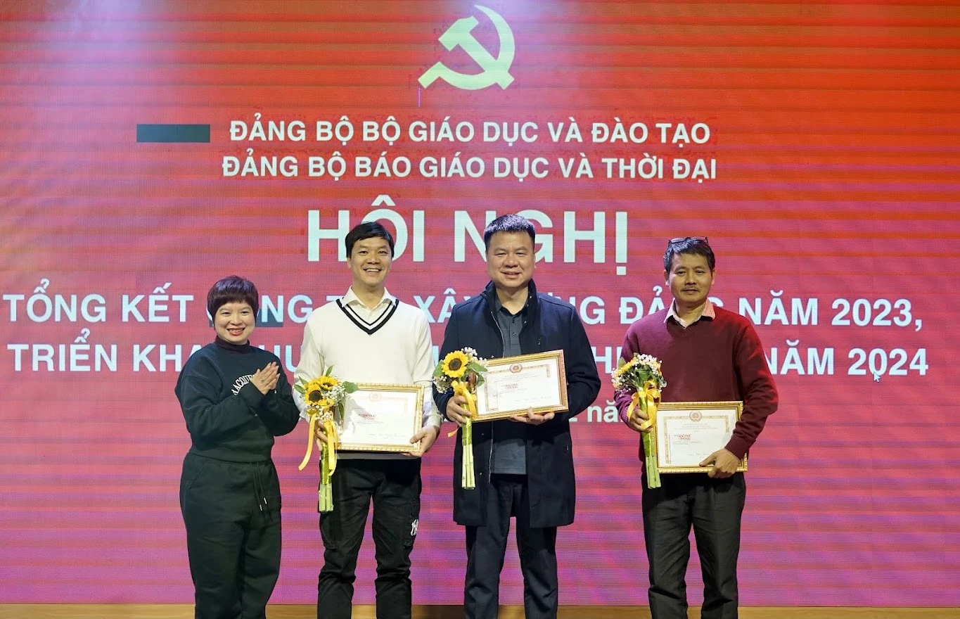 Đồng chí Phó Bí thư Đảng uỷ Báo Giáo dục và Thời đại Dương Thanh Hương trao giấy khen cho các đảng viên hoàn thành xuất sắc nhiệm vụ.