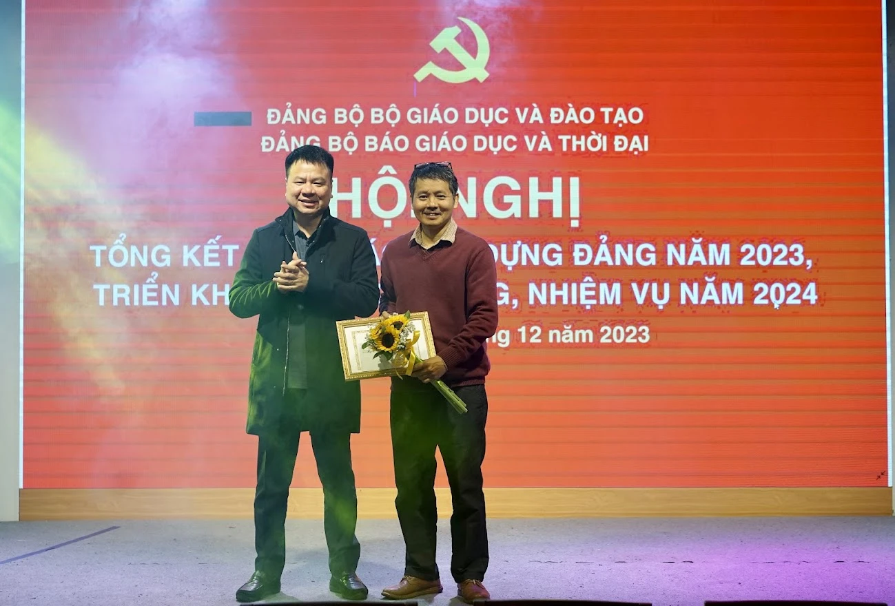 Đồng chí Bí thư Đảng uỷ Báo Giáo dục và Thời đại Triệu Ngọc Lâm trao giấy khen cho Chi bộ 3, chi bộ hoàn thành xuất sắc nhiệm vụ.