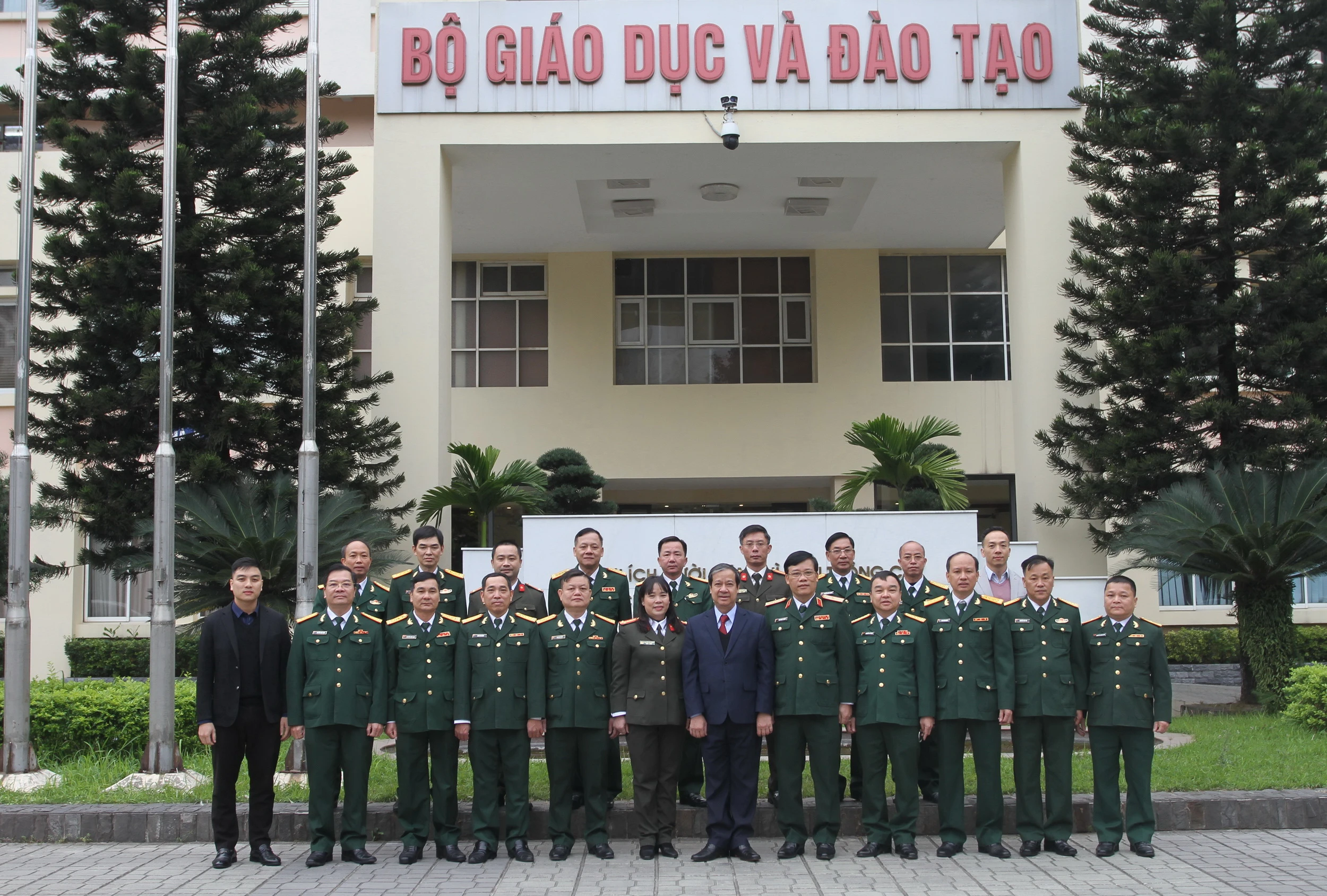 Bộ trưởng Nguyễn Kim Sơn chụp ảnh lưu niệm với tập thể Vụ 88MM88 phiên bản mới và An ninh. Bộ trưởng Nguyễn Kim Sơn chụp ảnh lưu niệm với tập thể Vụ 88MM88 phiên bản mới và An ninh.