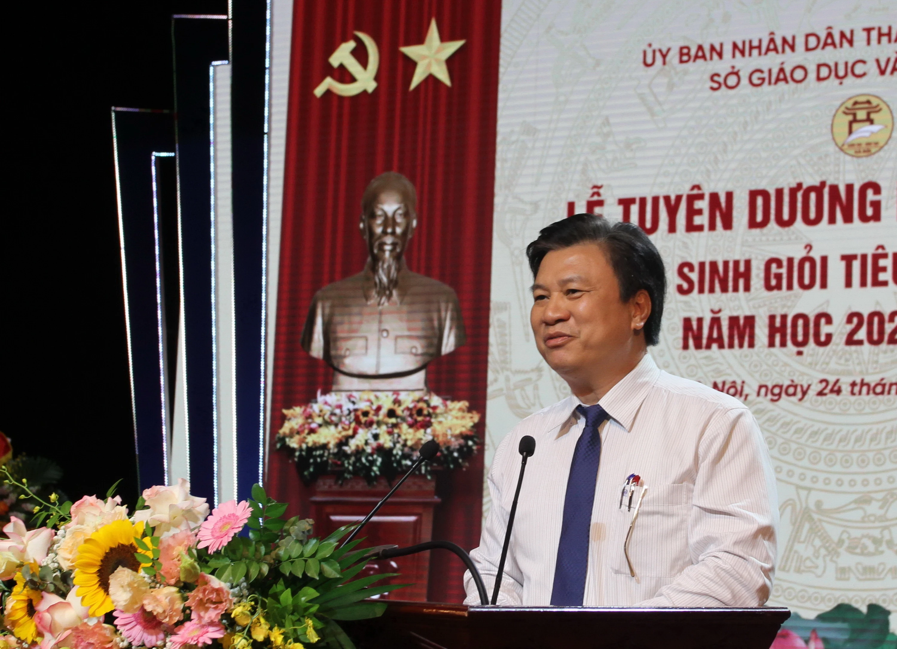 Thứ trưởng Bộ GD&ĐT Nguyễn Hữu Độ phát biểu tại buổi lễ. Thứ trưởng Bộ GD&ĐT Nguyễn Hữu Độ phát biểu tại buổi lễ.