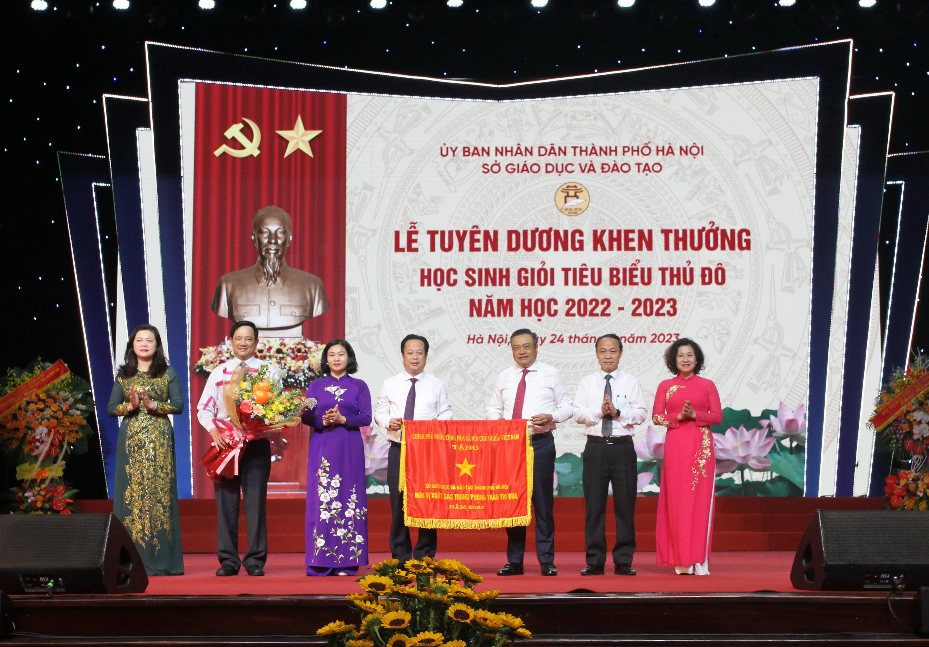 Lãnh đạo thành phố trao cờ Đơn vị xuất sắc phong trào thi đua tặng Sở GD&ĐT Hà Nội. Lãnh đạo thành phố trao cờ Đơn vị xuất sắc phong trào thi đua tặng Sở GD&ĐT Hà Nội.