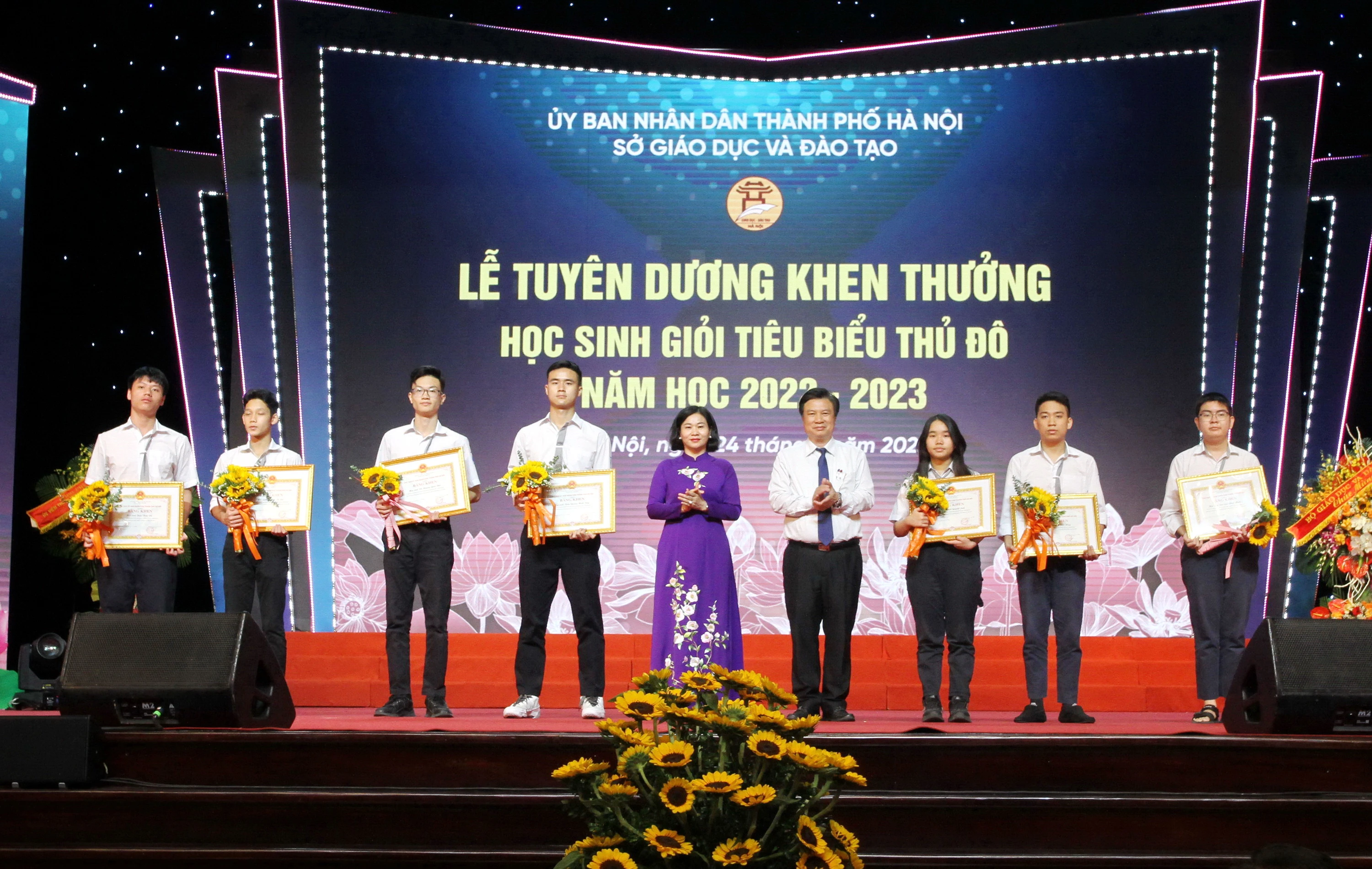 Thứ trưởng Bộ GD&ĐT Nguyễn Hữu Độ và Phó Bí thư Thường trực Thành ủy Hà Nội Nguyễn Thị Tuyến trao bằng khen cho 7 MM886 slot game, bắn cá, lô đề, đá gà đạt thành tích xuất sắc trong MM88 đăng nhập Olympic quốc tế. Thứ trưởng Bộ GD&ĐT Nguyễn Hữu Độ và Phó Bí thư Thường trực Thành ủy Hà Nội Nguyễn Thị Tuyến trao bằng khen cho 7 MM886 slot game, bắn cá, lô đề, đá gà đạt thành tích xuất sắc trong MM88 đăng nhập Olympic quốc tế.