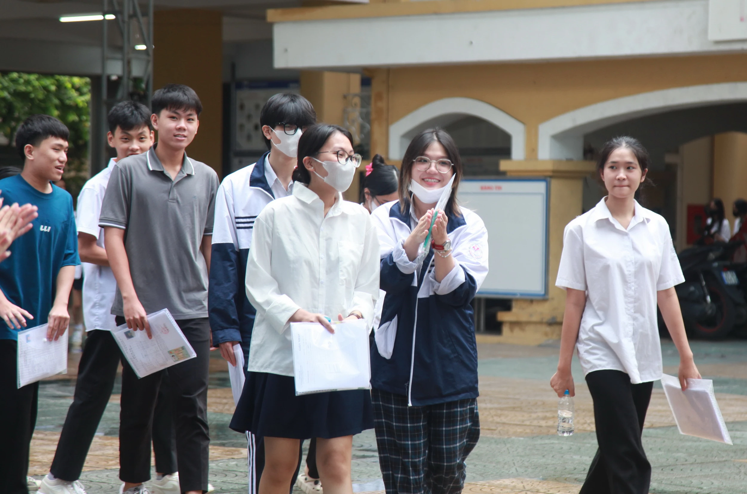 Chia sẻ niềm vui làm bài thi tốt tới bạn cùng trường.