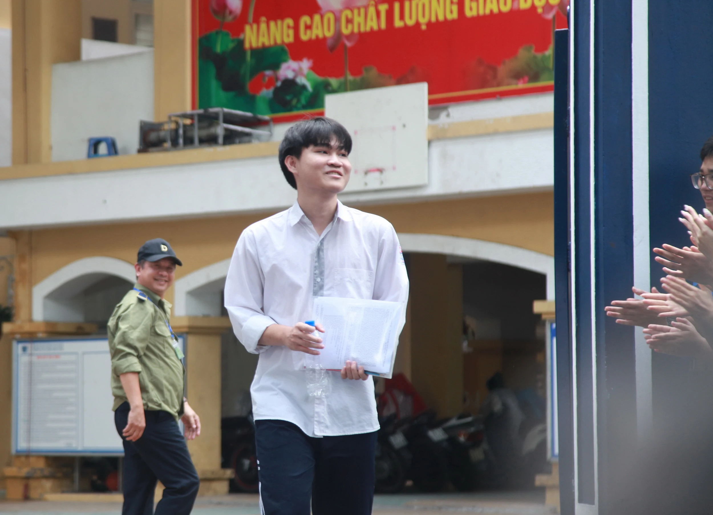 Đăng nhập vào MM886 Việt Nam đầu tiên rời khỏi điểm thi Trường THPT Trần Nhân Tông (quận Hai Bà Trưng) sau khi kết thúc bài thi môn Ngữ văn.