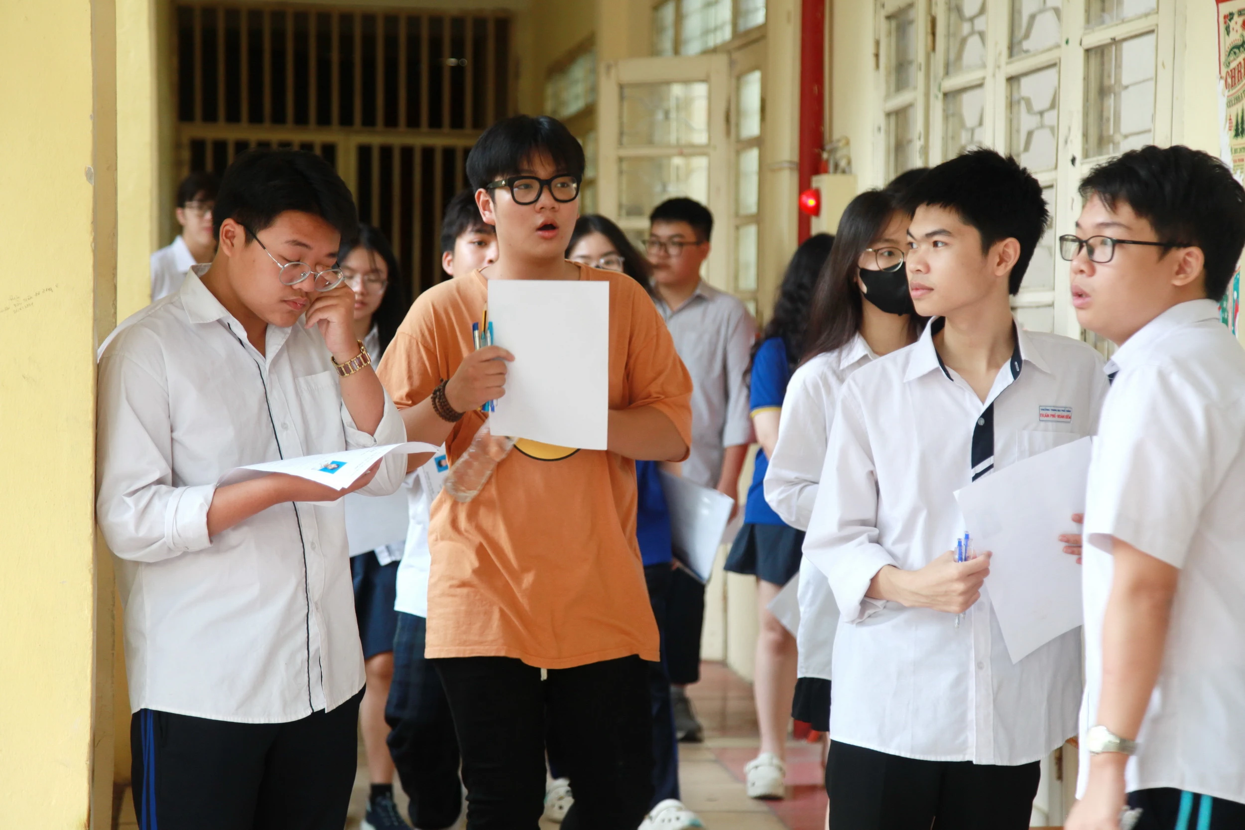 Đăng nhập vào MM886 Việt Nam hồi hộp bước vào phòng thi.