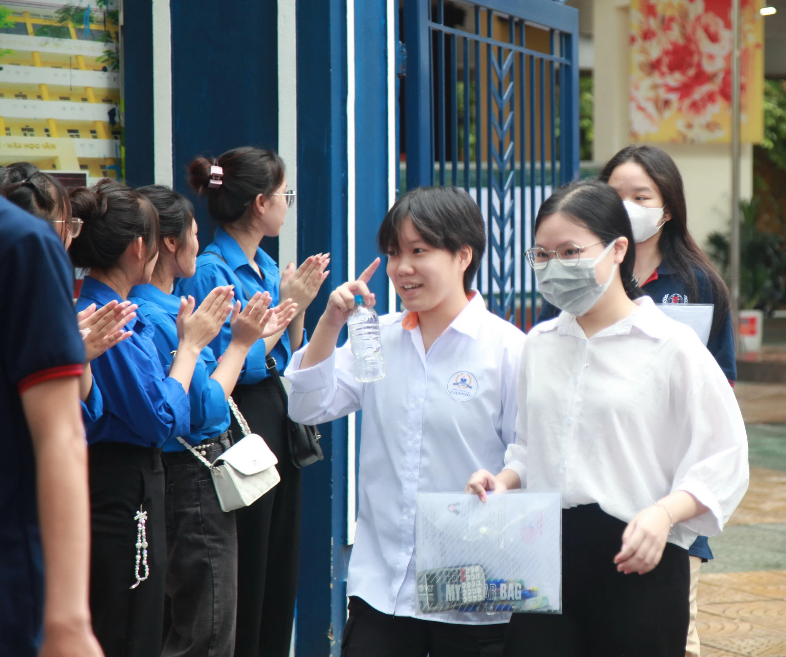 Đăng nhập vào MM886 Việt Nam rời phòng thi với sự chào đón nồng nhiệt của lượng lượng tình nguyện tiếp sức mùa thi.