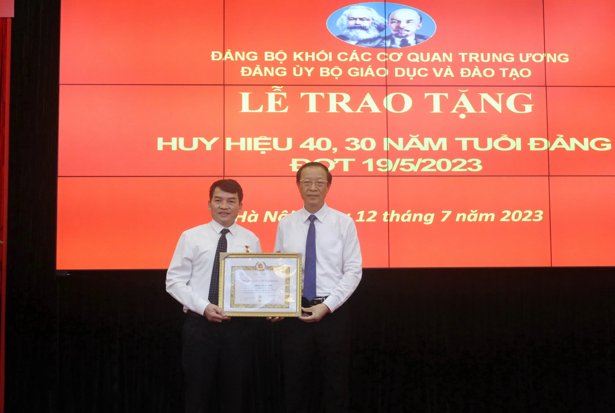 Thứ trưởng Phạm Ngọc Thưởng trao huy hiệu 30 năm tuổi đảng cho ông Phạm Tuấn Anh - Phó Cục trưởng Cục Nhà giáo và cán bộ quản lý giáo dục. Thứ trưởng Phạm Ngọc Thưởng trao huy hiệu 30 năm tuổi đảng cho ông Phạm Tuấn Anh - Phó Cục trưởng Cục Nhà giáo và cán bộ quản lý giáo dục.