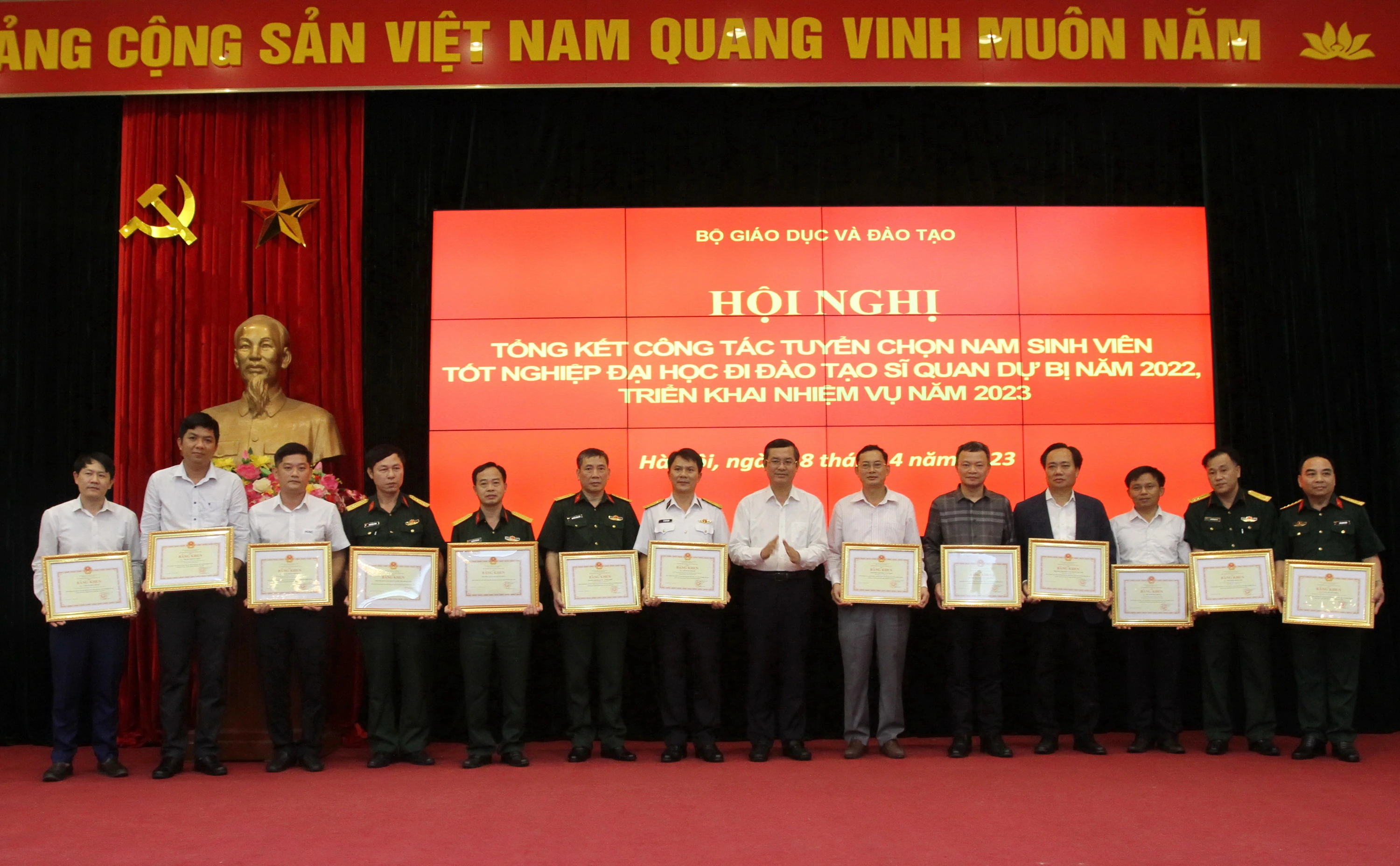 Thứ trưởng Nguyễn Văn Phúc tặng bằng khen của Bộ trưởng Bộ GD&amp;ĐT cho các tập thể, cá nhân có thành tích nổi bật trong công tác tuyển chọn nam MM888 Việt Nam Tải App MM88dangnhap nhà cái World Cup 2026 MM888 bảo mật tuyệt đối đi đào tạo sĩ quan dự bị giai đoạn 2020-2023.