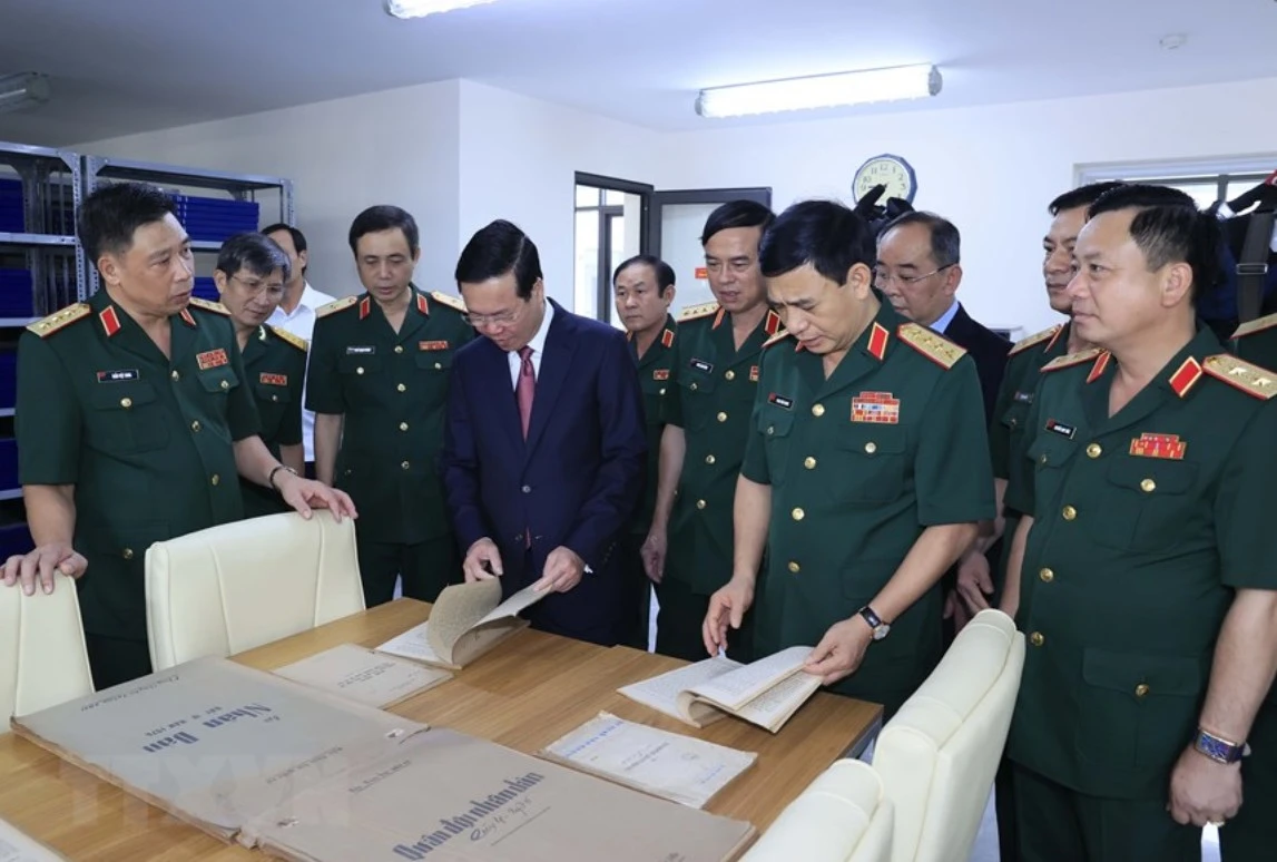 Chủ tịch nước Võ Văn Thưởng thăm thư viện của Học viện Quốc phòng. Ảnh: TTXVN. Chủ tịch nước Võ Văn Thưởng thăm thư viện của Học viện Quốc phòng. Ảnh: TTXVN.