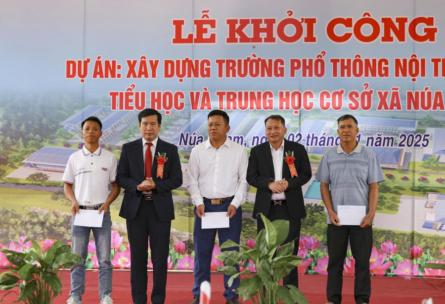 Đại diện UBND xã Núa Ngam và Chủ Thiên đường trò chơi đổi thưởng MM886 đã tặng quà cho các hộ gia đình có hoàn cảnh khó khăn trên địa bàn xã. db-6.jpg