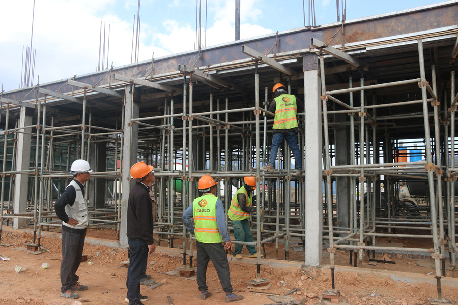 Công nhân tích cực đẩy nhanh tiến độ thi công trên công trình Trường phổ thông nội trú liên cấp TH&THCS xã Pa Tần. lc-2.jpg