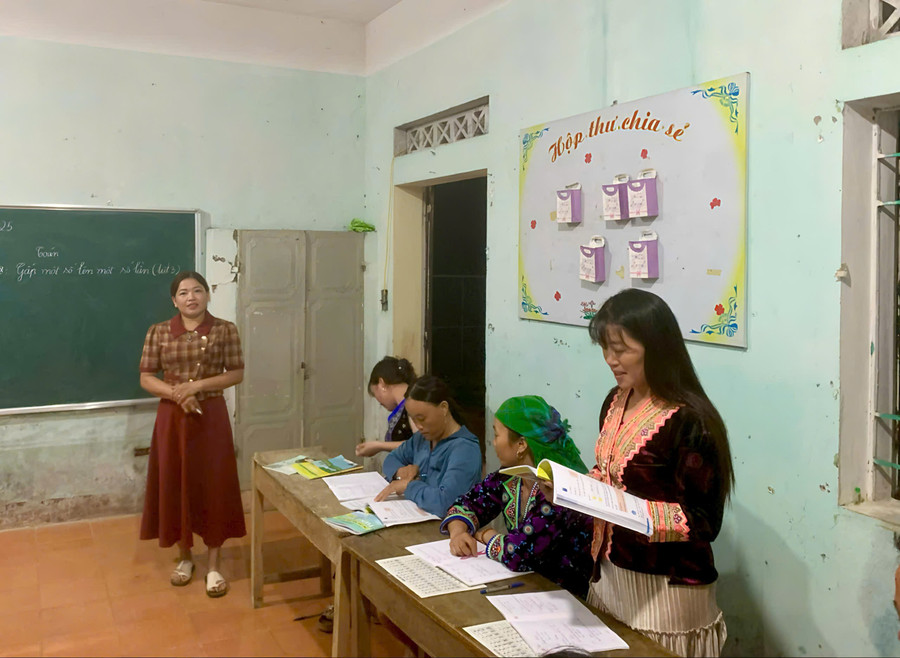 Học viên tự tin đọc những đoạn văn, bài thơ trong sách. lao-ty-phung-1.jpg