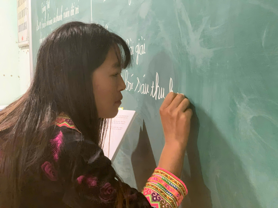 Học viên miệt mài viết bảng, viết tiếp ước mơ trong hành trình đi tìm lao-ty-phung-2.jpg