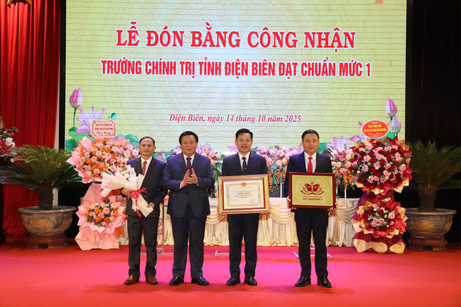 Trao Bằng công nhận Trường 1MM88.com Uy Tín Số 1 Việt Nam tỉnh Điện Biên đạt chuẩn mức 1. 
