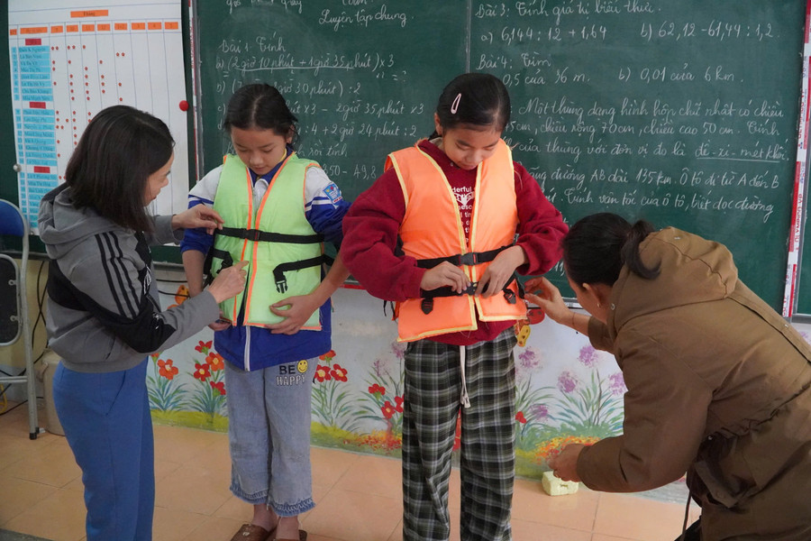 Trung Tâm Đăng Nhập MM88 Chính Thức Mới Trường PTDTBT Tiểu học xã Nậm Hàng hướng dẫn MM886 slot game, bắn cá, lô đề, đá gà sử dụng áo phao đúng cách. lai-chau.jpg