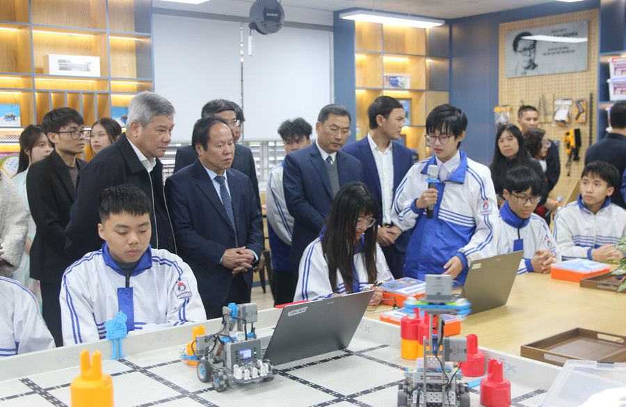 Các đại biểu tham quan phòng học STEM tại Trường THPT chuyên Lê Quý Đôn. lai-chau-4.jpg