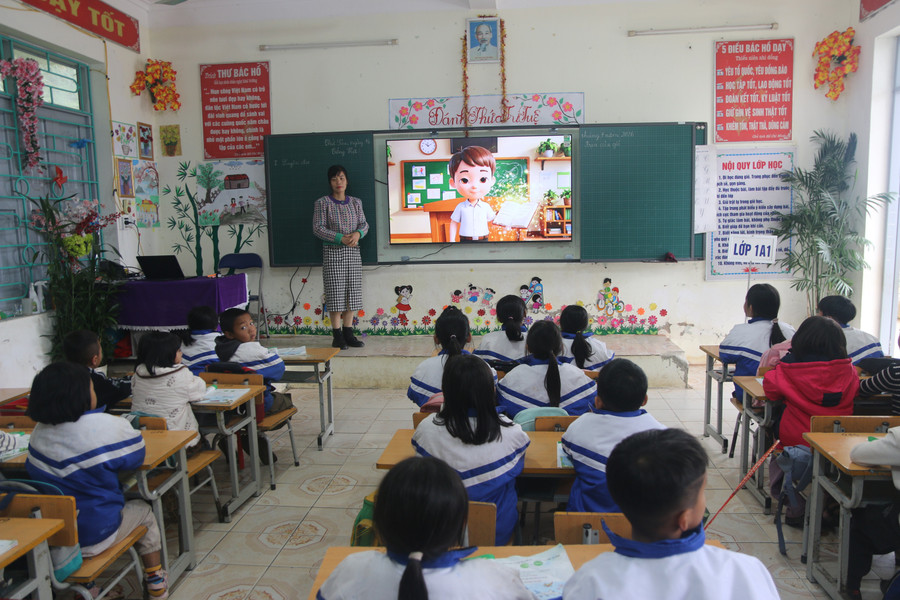 Cô trò Trường PTDTBT Tiểu học Ka Lăng, xã Thu Lũm ứng dụng công nghệ thông tin trong dạy và học. lai-chau-6-5254.jpg