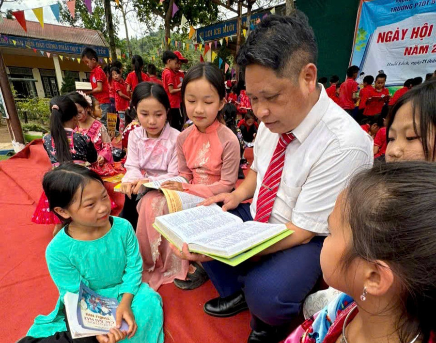 Thầy trò cùng nhau đọc sách. ngay-sach-2.jpg