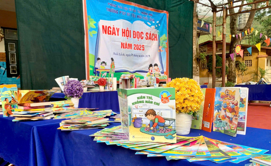 Nhiều loại sách được trưng bày tại Ngày hội. ngay-sach-4.jpg