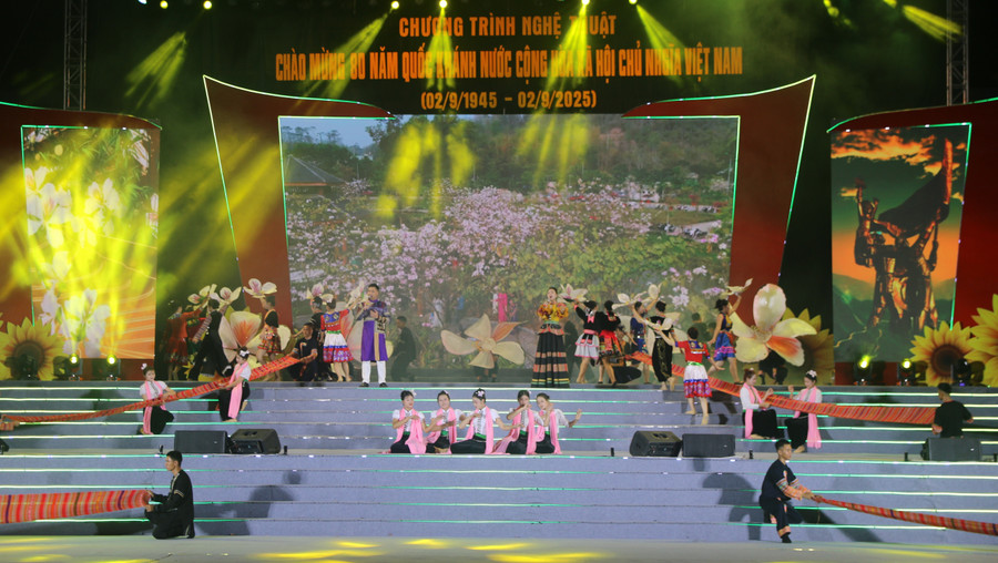Hình ảnh đổi thay về mảnh đất và con người Điện Biên được tái hiện trong tiết mục hát múa: Ánh sáng Điện Biên. dien-bien-3.jpg