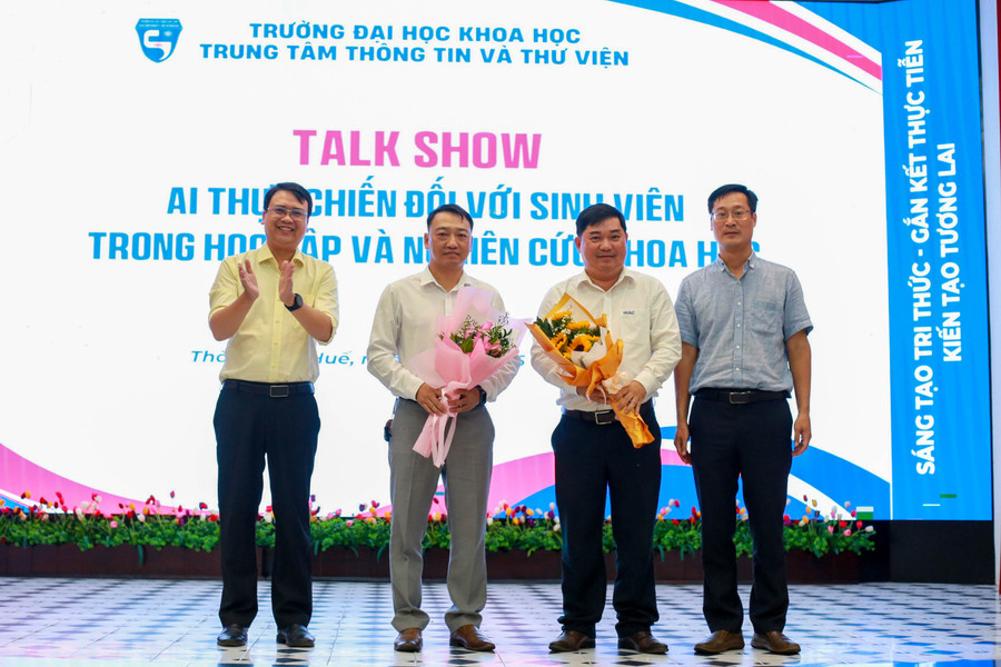Đại diện Trường MM888 bảo mật tuyệt đối Khoa học, MM888 bảo mật tuyệt đối Huế tặng hoa cho 2 diễn giả tham gia chương trình. 290c6518.jpg
