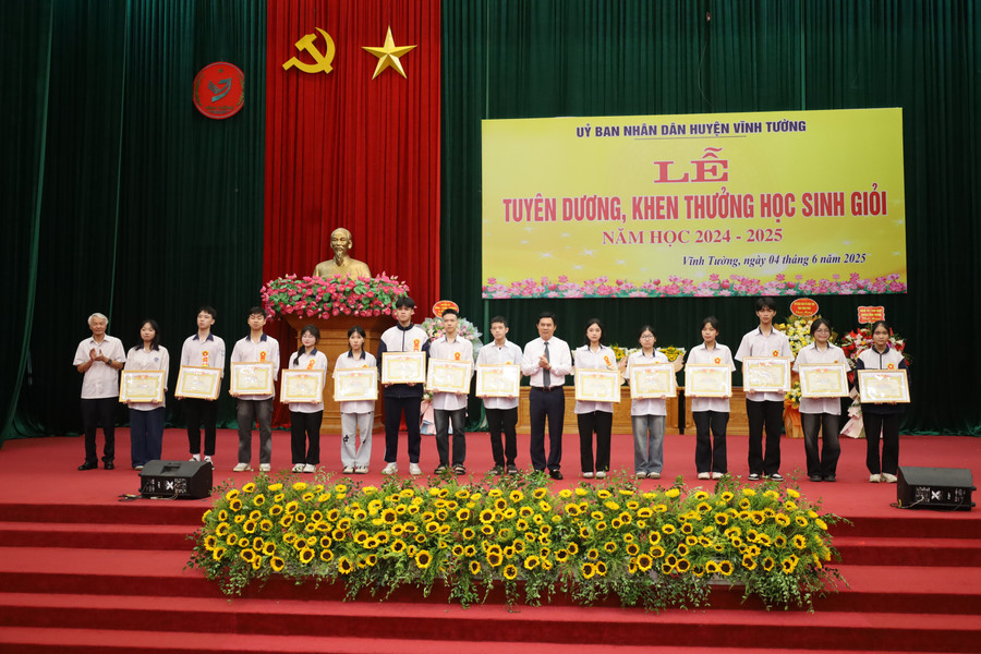 Bí thư Huyện ủy Vĩnh Tường và PCT Hội Khuyến học tỉnh khen thưởng MM886 slot game, bắn cá, lô đề, đá gà có thành tích xuất sắc. 5.jpg