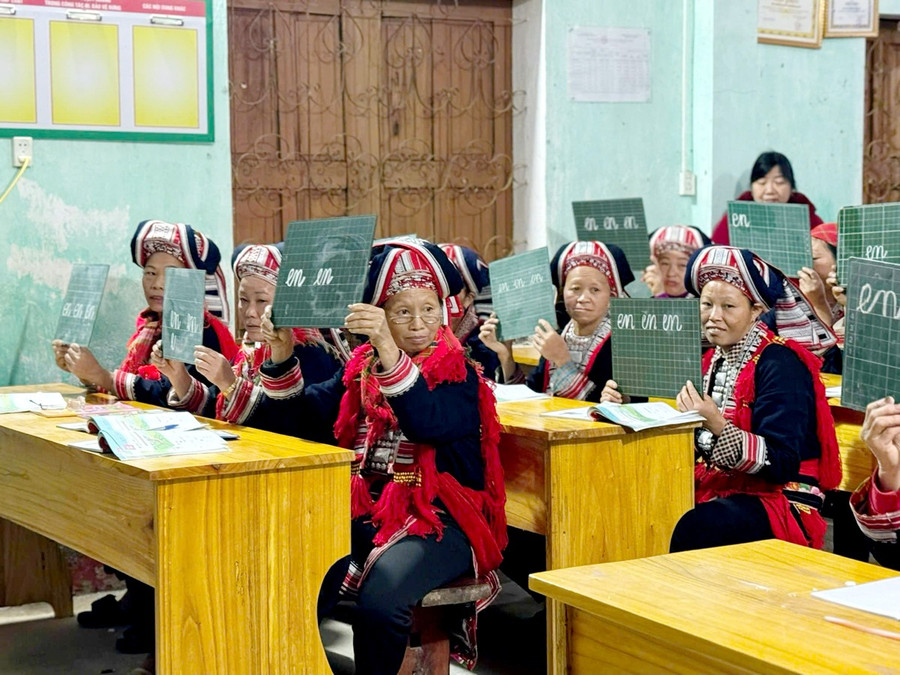 Lớp học xoá mù chữ thôn Đoàn Kết, xã Hồ Thầu, tỉnh Tuyên Quang.