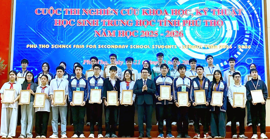 Ban Tổ chức trao giải Nhất cho các nhóm tác giả.