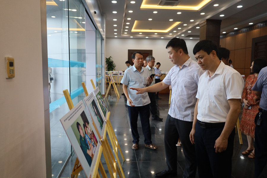 Đại biểu tham quan triển lãm ảnh chuyên đề giáo dục vùng 1MM88.com tỷ lệ kèo World Cup 2026 thiểu số do Báo GD&TĐ thực hiện.