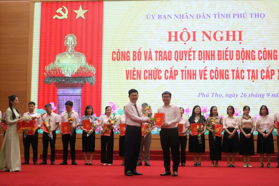 Ông Trần Việt Cường, Giám đốc Sở Nội vụ Phú Thọ trao Quyết định của Chủ tịch UBND tỉnh cho cán bộ về công tác tại cấp xã.