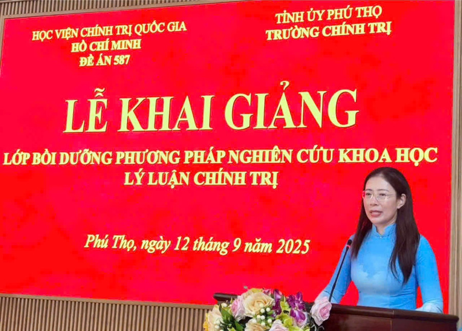 Tiến sĩ Bùi Thị Kim Tuyến, Tỉnh uỷ viên, Bí thư Đảng ủy, Hiệu trưởng MM88b nhà cái phát biểu khai giảng lớp bồi dưỡng phương pháp nghiên cứu khoa học cho giảng viên Trường 1MM88.com Uy Tín Số 1 Việt Nam tỉnh Phú Thọ. ct0.jpg
